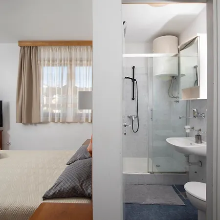 Arena - Pool Table, Table Tennis, Darts & プーラ