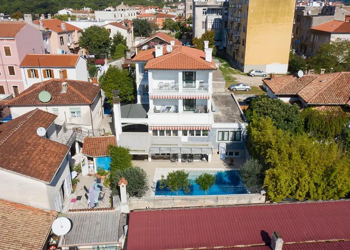 Arena - Pool Table, Table Tennis, Darts & Вілла *