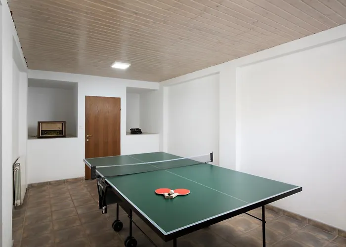 Arena - Pool Table, Table Tennis, Darts & פולה