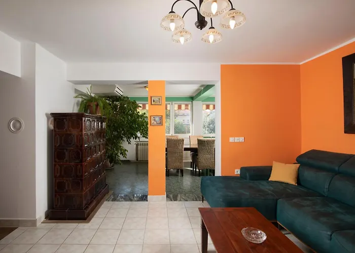 Arena - Pool Table, Table Tennis, Darts & * פולה