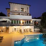Vila Arena - Pool Table, Table Tennis, Darts & *