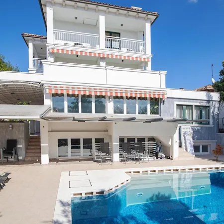 Arena - Pool Table, Table Tennis, Darts & Villa Pula