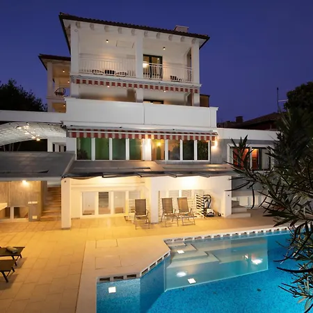 Willa Arena - Pool Table, Table Tennis, Darts & *