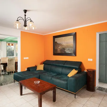 Villa Arena - Pool Table, Table Tennis, Darts &