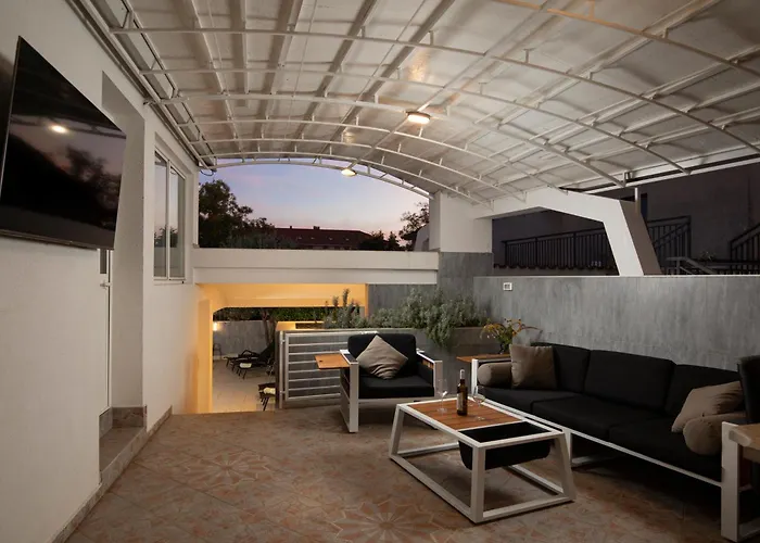 Villa Arena - Pool Table, Table Tennis, Darts &