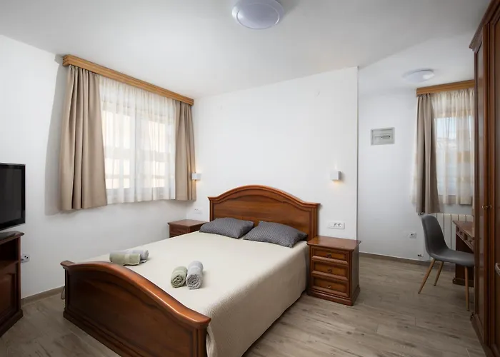 Arena - Pool Table, Table Tennis, Darts & Villa Pula