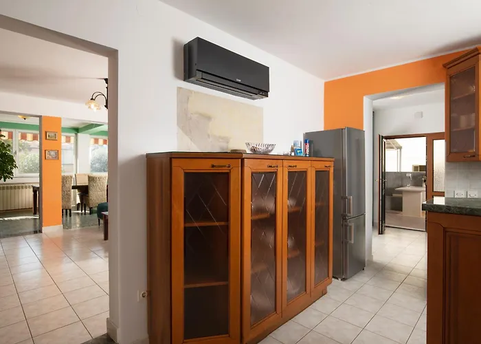 Villa Arena - Pool Table, Table Tennis, Darts &