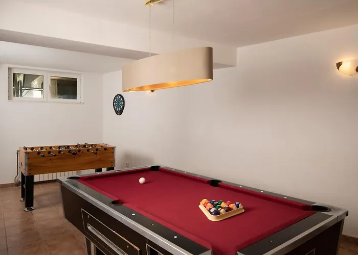 Villa Arena - Pool Table, Table Tennis, Darts &