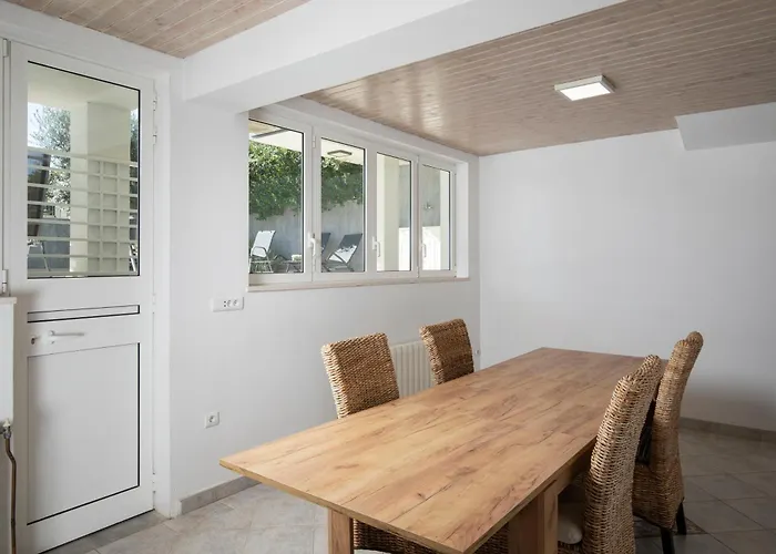 Arena - Pool Table, Table Tennis, Darts & Villa Pula