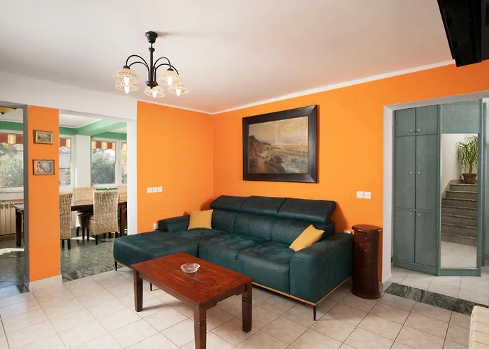 Villa Arena - Pool Table, Table Tennis, Darts &