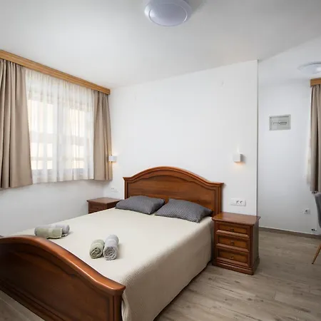 Arena - Pool Table, Table Tennis, Darts & Villa Póla