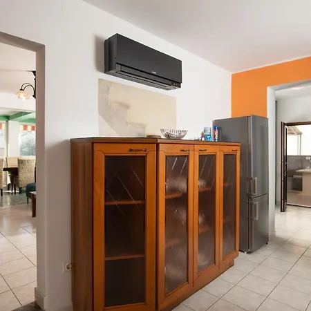 Villa Arena - Pool Table, Table Tennis, Darts &