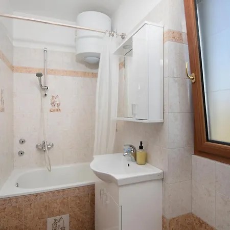 Villa Arena - Pool Table, Table Tennis, Darts & Póla