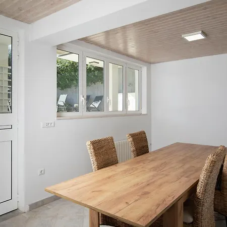 Arena - Pool Table, Table Tennis, Darts & Villa Póla